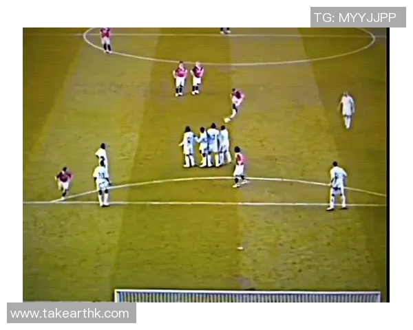 C罗任意球技艺再现赛场引发球迷热议与赞叹 C罗任意球技艺再现赛场引发球迷热议与赞叹